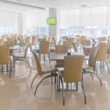 Whiz Hotel Cikini Jakarta Exterior foto