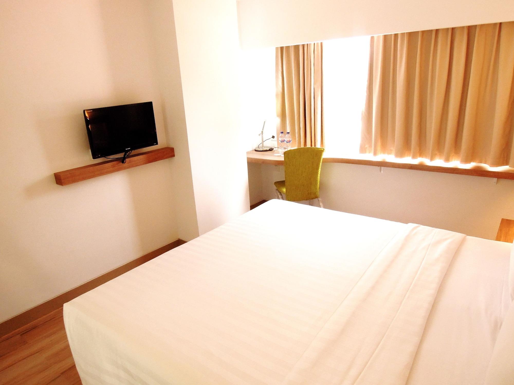 Whiz Hotel Cikini Jakarta Exterior foto