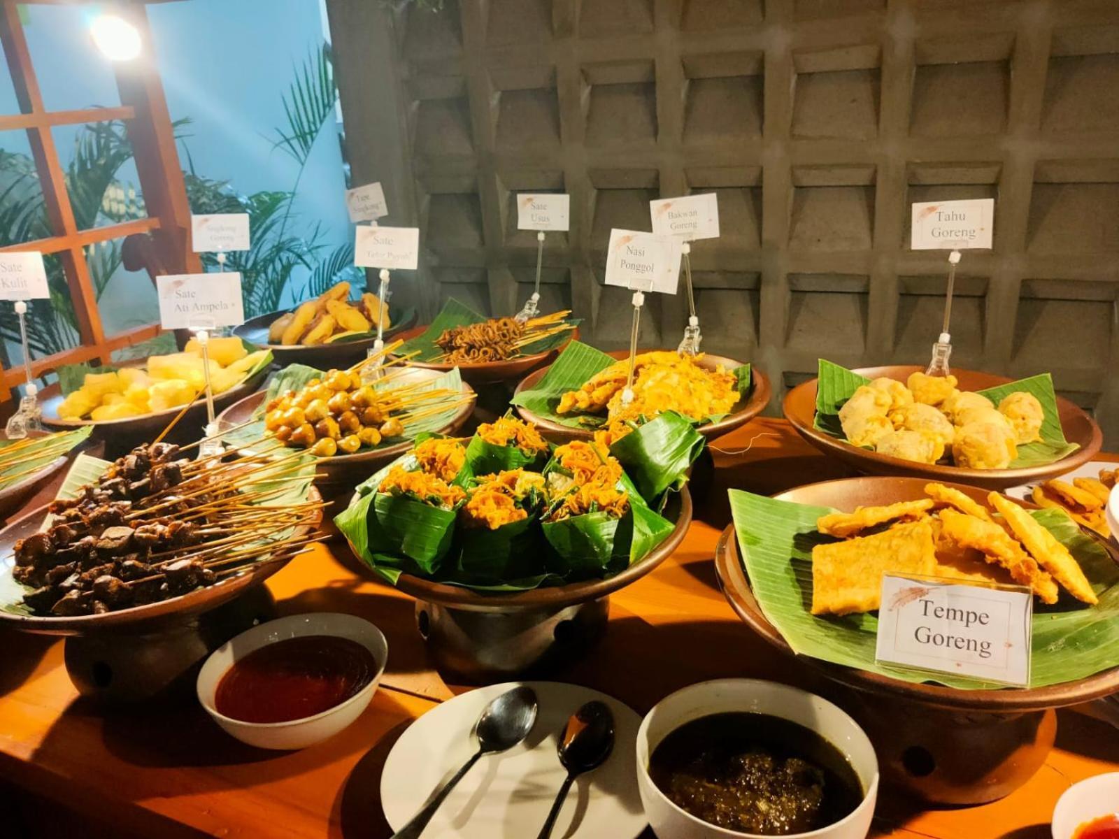 Whiz Hotel Cikini Jakarta Exterior foto