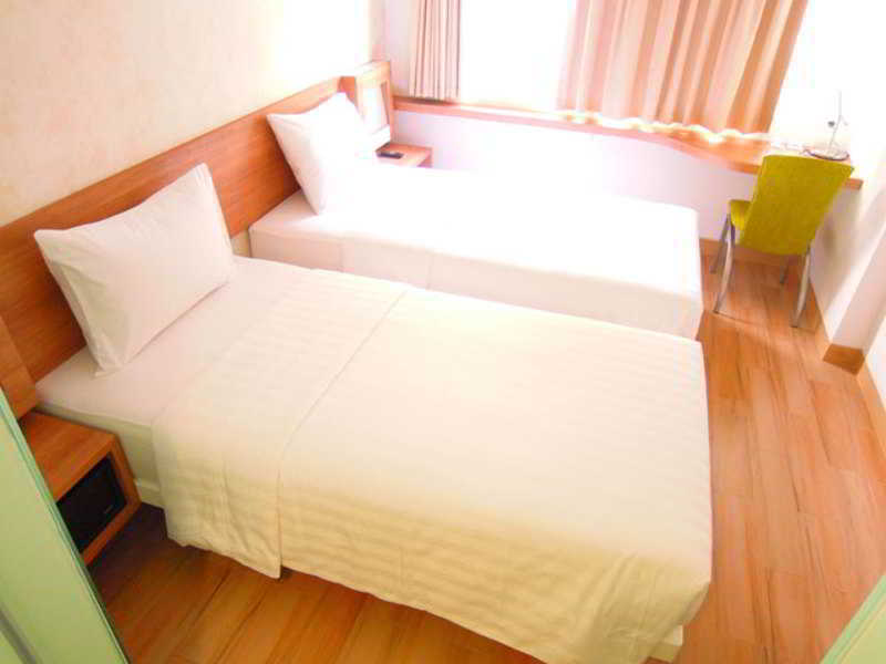 Whiz Hotel Cikini Jakarta Exterior foto