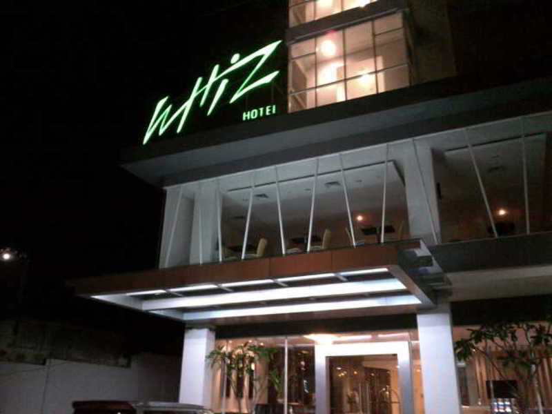 Whiz Hotel Cikini Jakarta Exterior foto