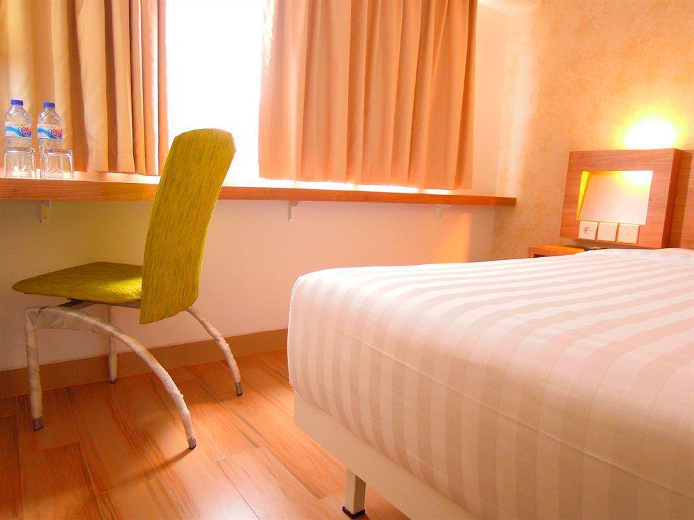 Whiz Hotel Cikini Jakarta Exterior foto