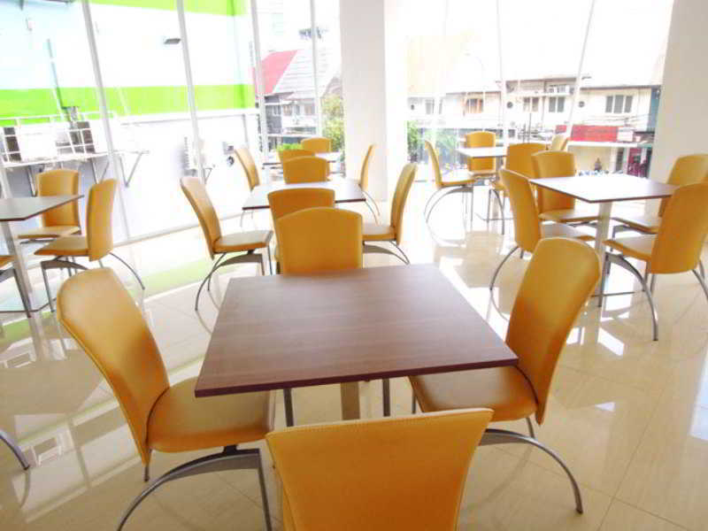 Whiz Hotel Cikini Jakarta Exterior foto