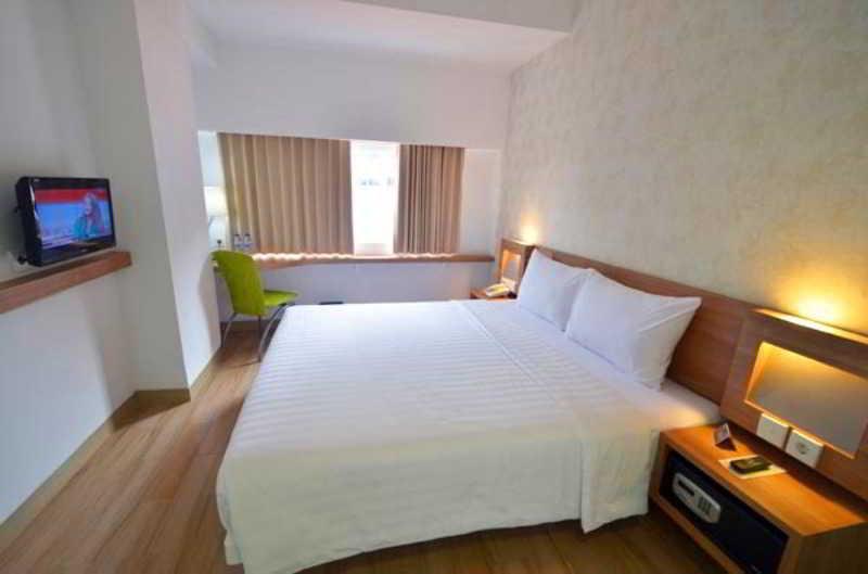 Whiz Hotel Cikini Jakarta Exterior foto