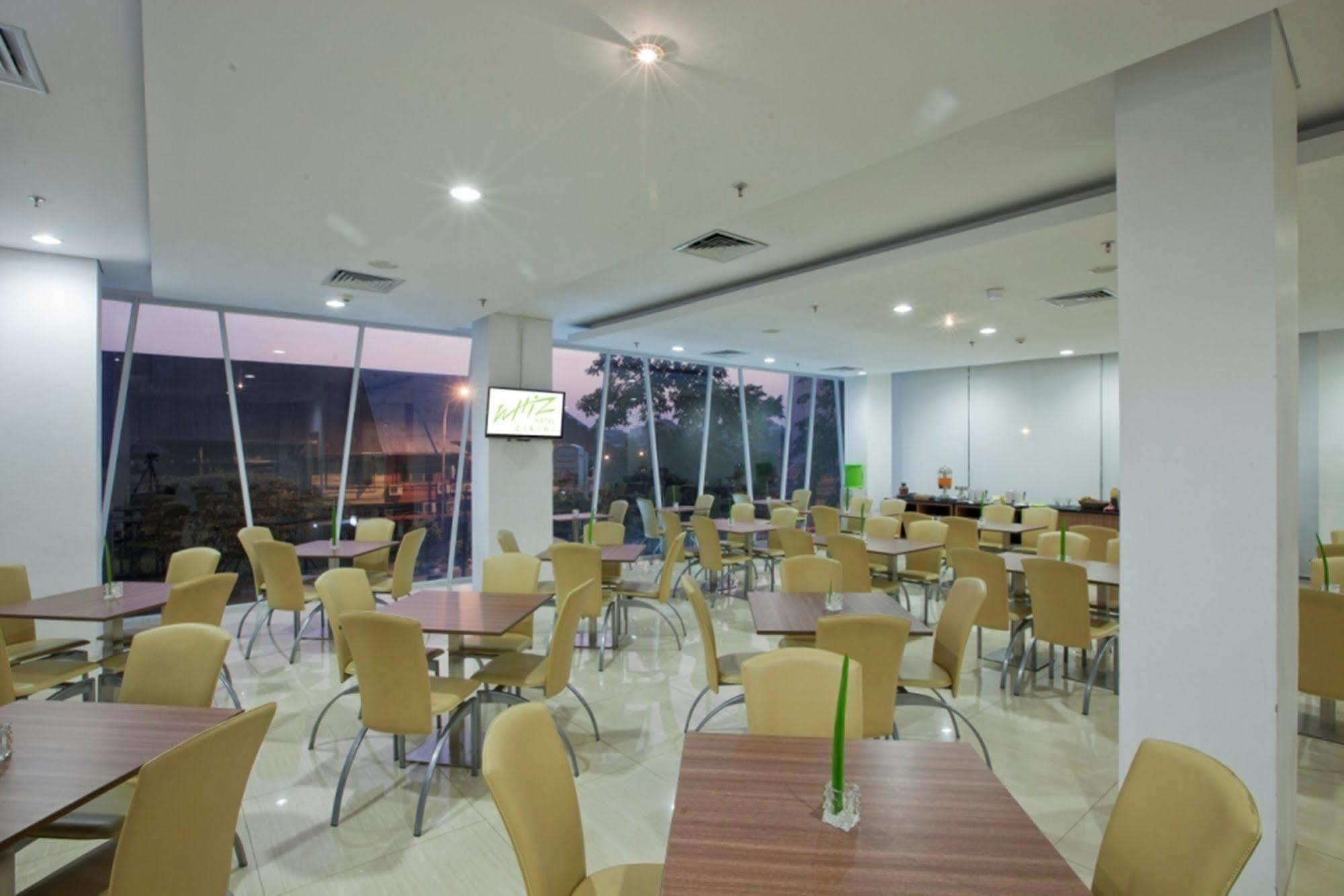 Whiz Hotel Cikini Jakarta Exterior foto