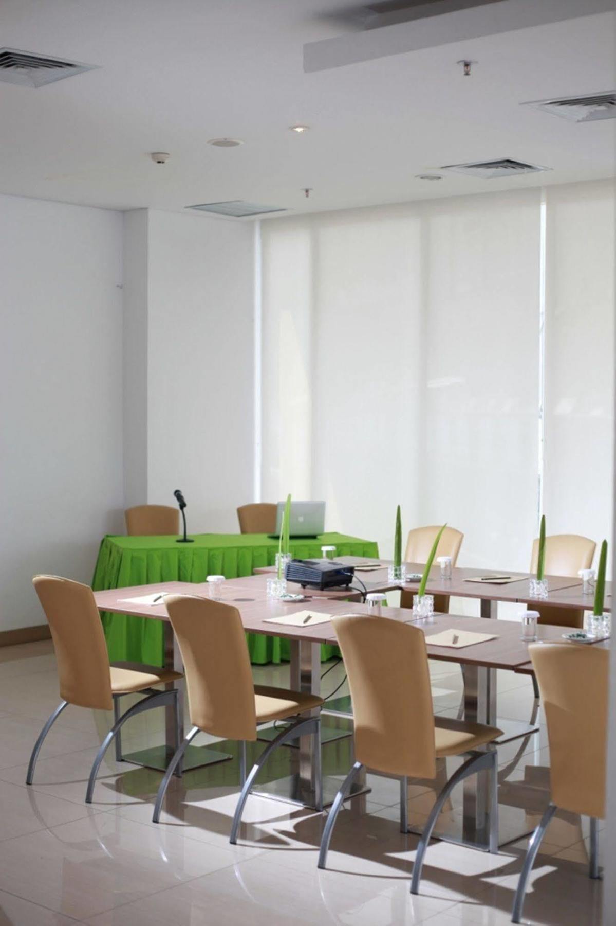 Whiz Hotel Cikini Jakarta Exterior foto